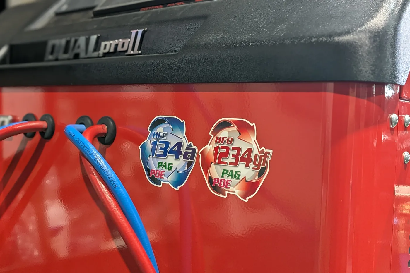 Snap-on Dual PRO2 の HFC 134a と HFO 1234yf の対応バッジ