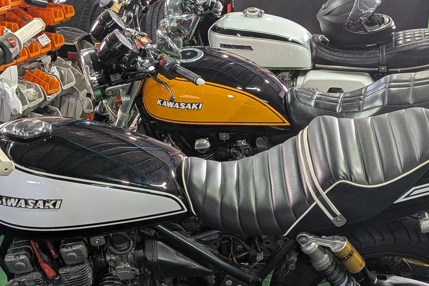 店頭に並ぶバイク。カワサキとホンダの旧車が3台。