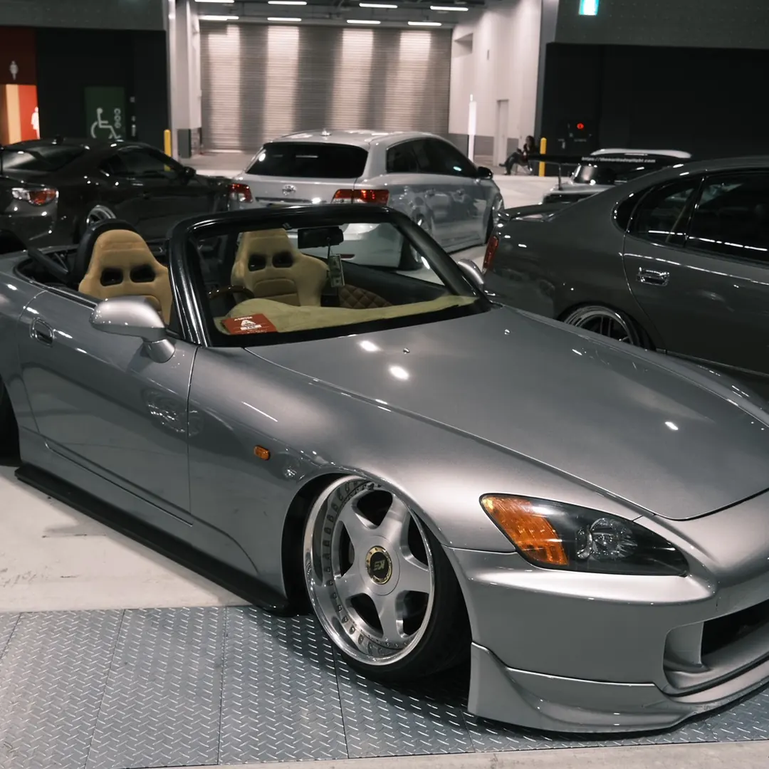 施工例:深リムホイールを装着したシルバーのオープンカー