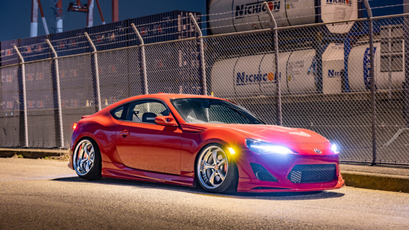 USDMな赤いシャコタンのTOYOTA 86がWORK VS-KF#を履いて埠頭にいる